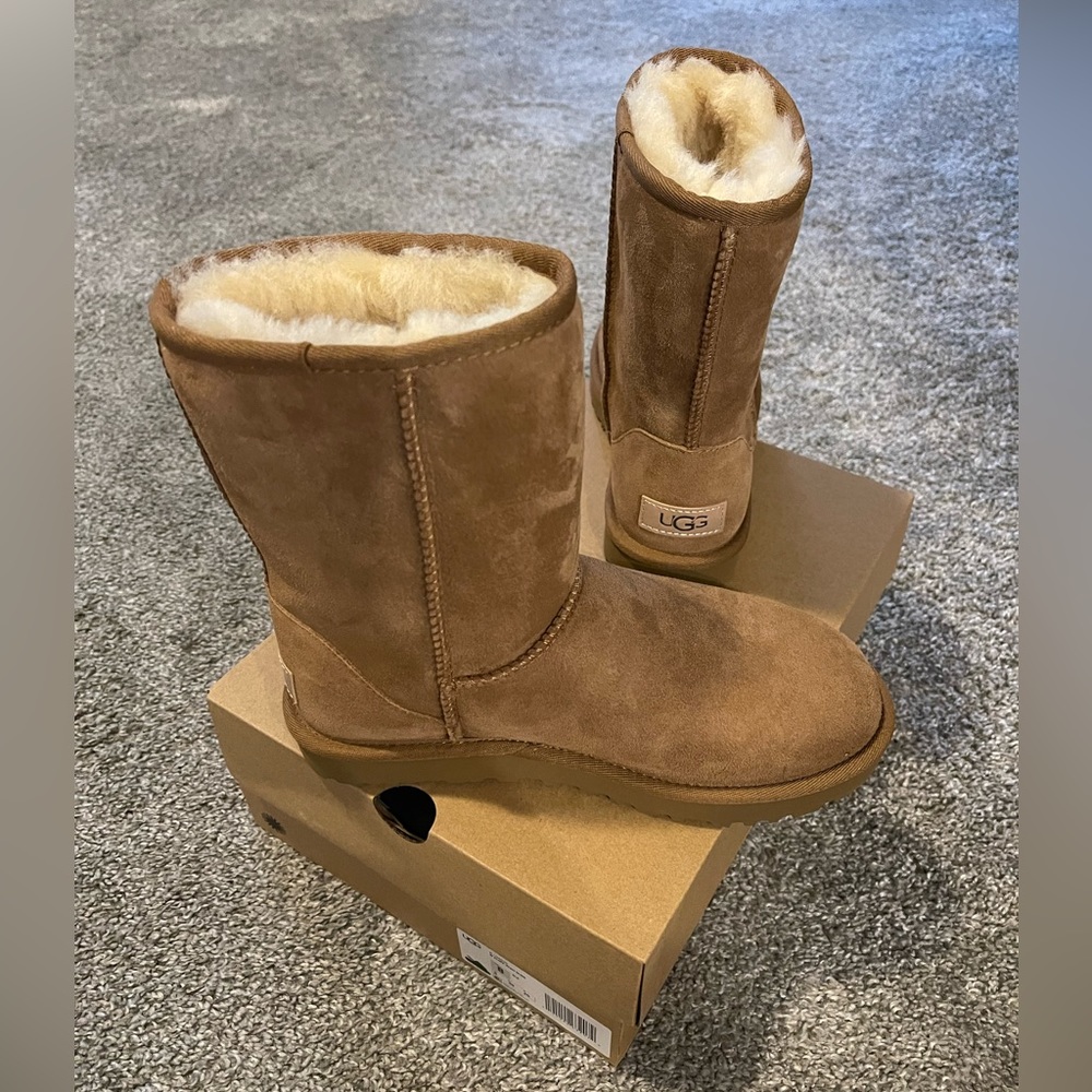 Authentic UGG Classic Short ll in Chestnut - Picture 2 of 9